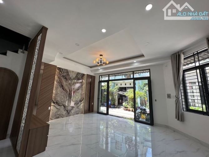 BÌNH TÂN - LÔ GÓC HAI MẶT TIỀN - KẾT CẤU 4 TẦNG BTCT - HẺM XE HƠI ĐỖ CỬA - NHÀ MỚI VÀO Ở - 1