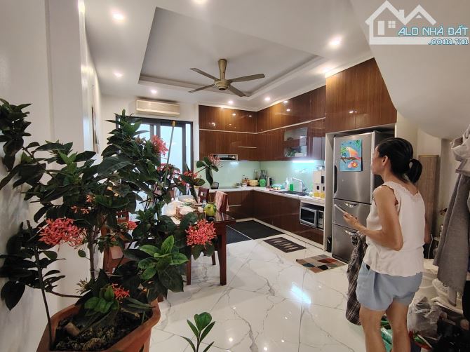 Tây Hồ OTO ĐỖ CỬA - 1 NHÀ RA MẶT PHỐ - 2 THOÁNG TRƯỚC SAU - 2 GIẾNG TRỜI - NỘI THẤT ĐẸP - 1