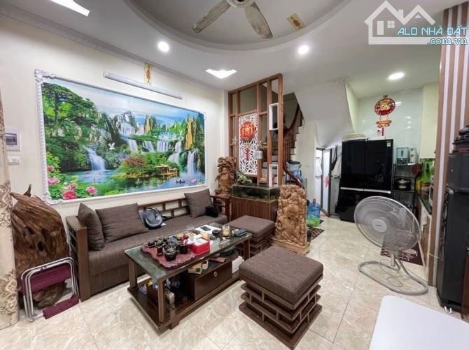 5,3 tỷ nhà đẹp Cự Khối, ô tô đỗ sát nhà, đầy đủ nội thất ở luôn, giá hiếm tại khu vực - 1