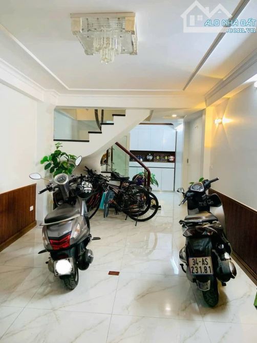 Bán nhà Cầu Giấy. 5 tầng, DT: 39m, NT cao cấp. Ngõ thông, Ô tô đỗ cổng. Giá: 13,5 tỷ - 1