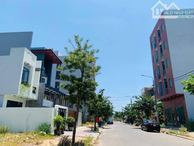 Bán lô góc 263m 2 mặt tiền đường Thâm Tâm Giao Phi Bình Khu Hoà Quý Ngũ Hành Sơn ngang 14m - 1