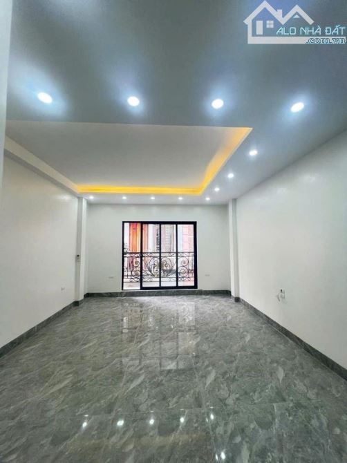 BÁN NHÀ ĐẸP XÂY MỚI HOÀNG QUỐC VIỆT - 30 M 7 TẦNG - Ô TÔ THANG MÁY - 1