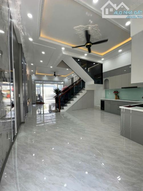 Bán nhà ĐẸP 3 Tầng,đường nhựa 12M thông tứ tung,ngay TTHC Dĩ An - 1