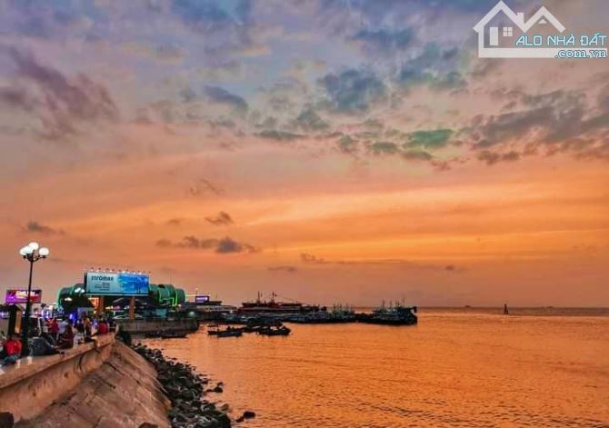BÁN KHÁCH SẠN MẶT TIỀN ĐƯỜNG TRẦN QUÝ CÁP CÁCH BIỂN BÃI SAU 300M NGANG GẦN 7M - 1