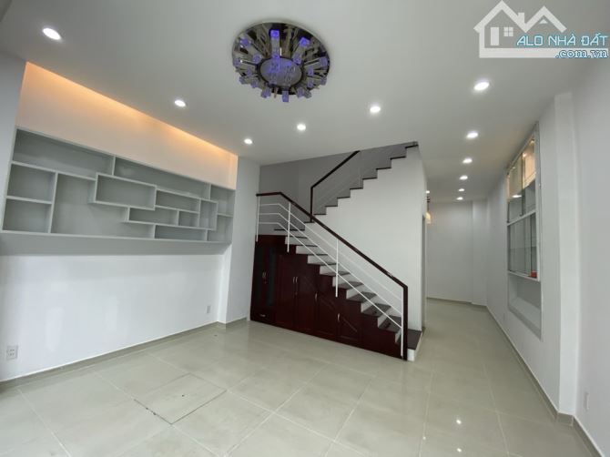 NHÀ 3 TẦNG HẺM XE HƠI CẠNH PHÚ MỸ HƯNG,NGANG 5M CHỈ NHỈNH 5TỶ - 1
