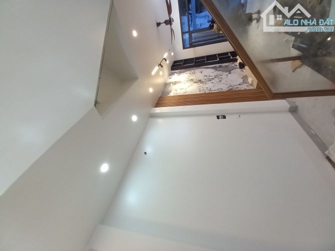 Nhà mới đẹp 3 tầng có sân cổng để ô tô - 1
