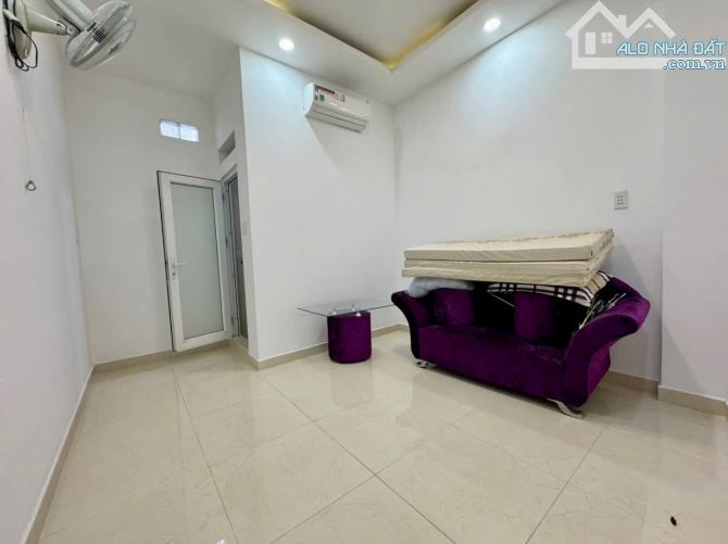 nhà hẻm xe hơi, DT :4,6x13m=5,78tỷ. trệt lầu, sân thượng.Quang trung P.10 GV - 12