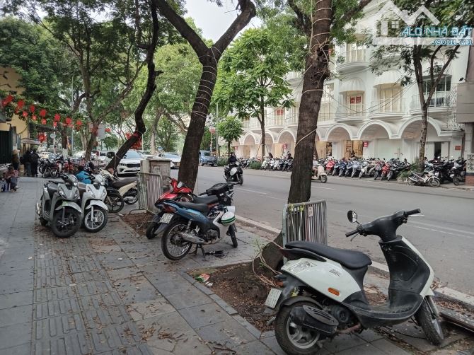 Bán nhà Mặt Phố Bà Triệu, Cách Hồ Gươm 100m, Hoàn Kiếm, DT 312m2, MT 11,5m, Giá 289 Tỷ