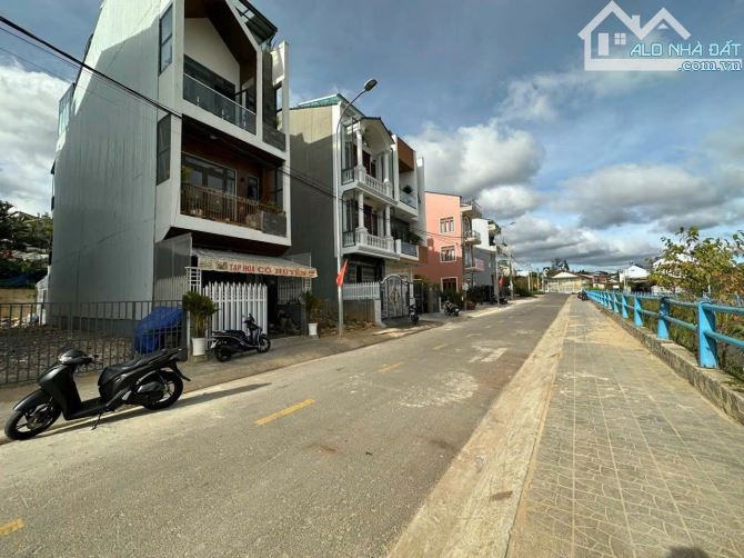 HẠ GIÁ BÁN GẤP LÔ ĐẤT DÃY E, PHẠM HỒNG THÁI ĐÀ LẠT, NGAY TRUNG TÂM 90M2 10 TỶ - 2