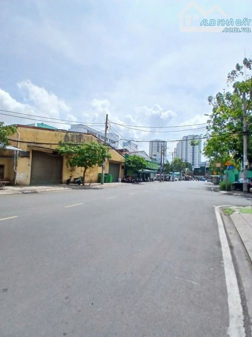 HÀNG KHỦNG ! NHÀ MT CHỢ LỚN Q6 (4,2X16) NỞ HẬU 10M. 5 LẦU, 14 PN, THANG MÁY. GIÁ CHỈ 27 TỶ - 2