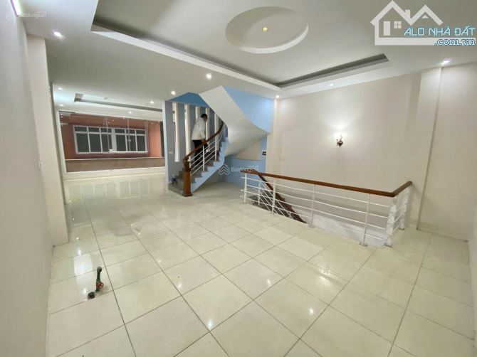 Cho thuê căn nhà phố Trung Kính lớn 66m2 x 6 tầng gần ngã tư Trung kính - Mạc Thái Tổ - 2