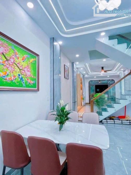 CẦN TIỀN BÁN GẤP NHÀ TRUNG TÂM TRẦN QUỐC TOẢN, Q.3 VỚI GIÁ SỐC 4 TỶ 240/ 56m2. SỔ SẴN. - 2