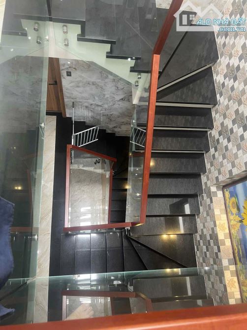 Nhà 3 tầng đẹp long lanh chính chủ xây ở gần cầu Nguyễn Tri Phương - 2
