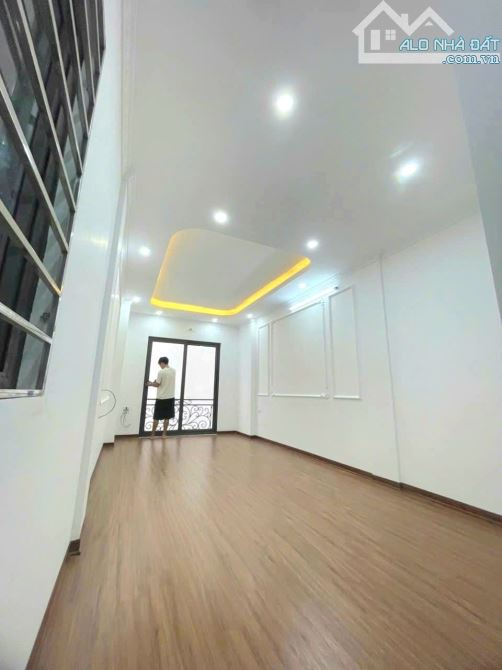 Bán nhà cạnh chợ Kẻ Vẽ - Ô tô đỗ cổng - Nhà mới 5 tầng - 35m - Sân riêng để 10 xe máy - 1