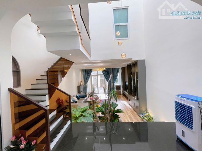NHÀ ĐẸP Ở NGAY GẦN BIỂN, ĐƯỜNG RỘNG, CÓ SÂN ĐỂ XE RIÊNG BIỆT, THIẾT KẾ CỰC ĐẸP CHO KHÁCH - 2