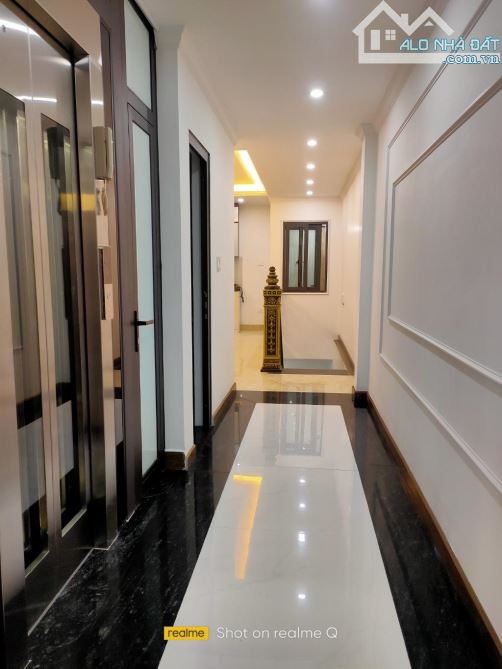 BỒ ĐỀ.LONG BIÊN_6 TẦNG THANG MÁY_NỞ HẬU_Ô TÔ TRÁNH_NGÕ THÔNG_GARA 2 Ô TÔ_DT 68M_GIÁ 22 Tỷ9 - 2