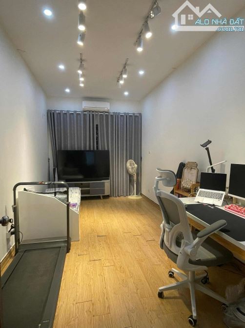 nhà phố Đặng Tiến Đông  cách hồ Hoàng Cầu hơn 100m bán nhà 30m x 4 tầng, mt 3M - 2