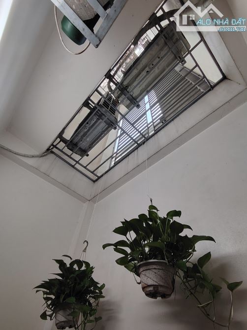 Tây Hồ OTO ĐỖ CỬA - 1 NHÀ RA MẶT PHỐ - 2 THOÁNG TRƯỚC SAU - 2 GIẾNG TRỜI - NỘI THẤT ĐẸP - 2