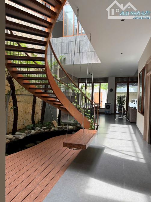 Bán căn biệt thự VIP, siêu đẹp xinh lung linh. QL 13 cũ gần Vạn Phúc, 266m2 - giá cực tốt - 2