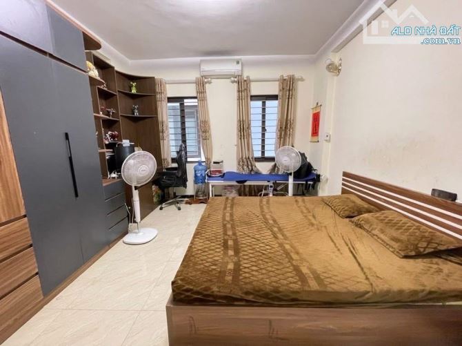 5,3 tỷ nhà đẹp Cự Khối, ô tô đỗ sát nhà, đầy đủ nội thất ở luôn, giá hiếm tại khu vực - 2