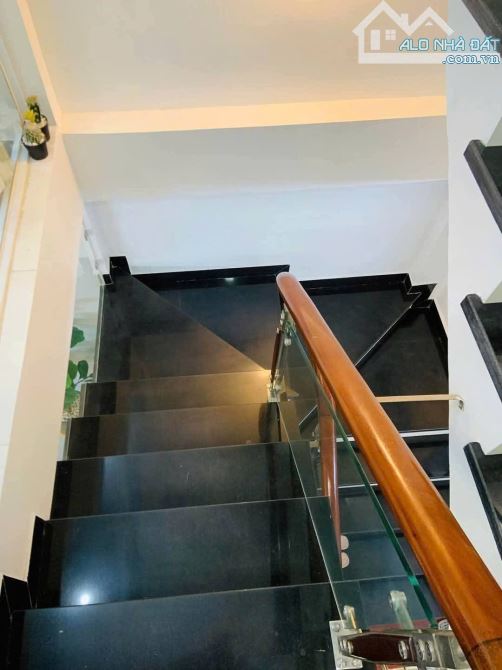 Bán nhà Cầu Giấy. 5 tầng, DT: 39m, NT cao cấp. Ngõ thông, Ô tô đỗ cổng. Giá: 13,5 tỷ - 2
