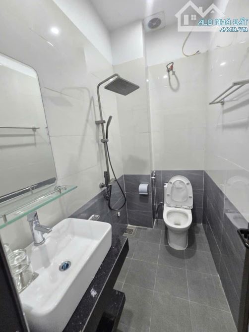 Thanh khoản gấp nhà dân xây  8 tỷ 6 42m2 5 tầng thang máy, ô tô sedan đỗ cửa, 2 thoáng - 2