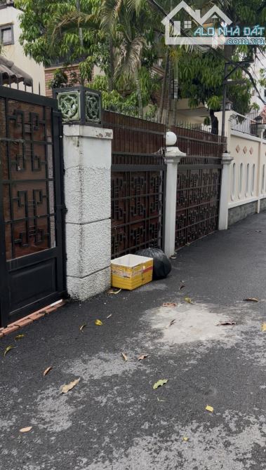 - Biệt thự hẻm 496 đường dương quảng hàm,phường 6,gò vấp.giá : 24 tỷ thương lượng. - 2