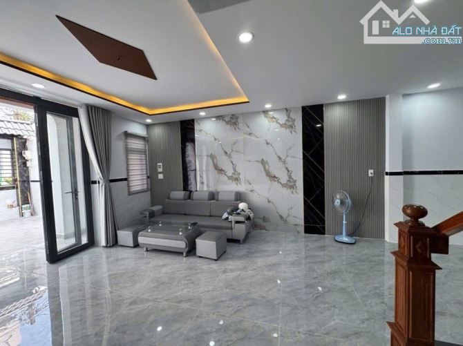 NHÀ 2 TẦNG TẶNG FULL NỘI THẤT - XE HƠI ĐỖ NHÀ - chỉ hơn tí 7tỷ - 2