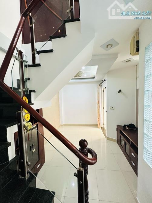 Nhà Nguyễn Thị Minh Khai Q1 - 6.5x3.2m - 21m2 - 1 trệt 2 lầu 1 sân thượng 2PN - 2