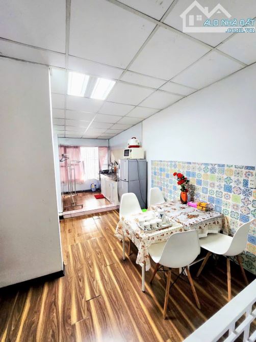 Cho thuê căn hộ Tập thể Trần Quốc Toản, 100m2 x 2 ngủ, 2 WC, 12 Triệu - 2