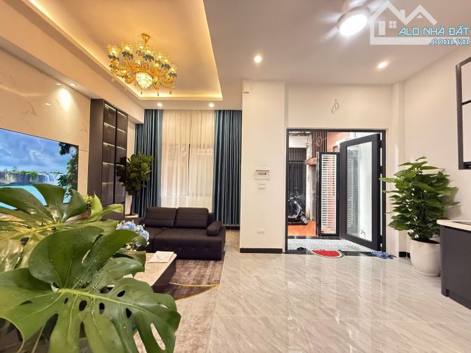 VỊ TRÍ CỰC ĐẸP - SỔ PHÂN LÔ - THOÁNG TRƯỚC SAU  - NỘI THẤT ĐẸP LONG LANH.45m - Chỉ 12.6 Tỷ - 2