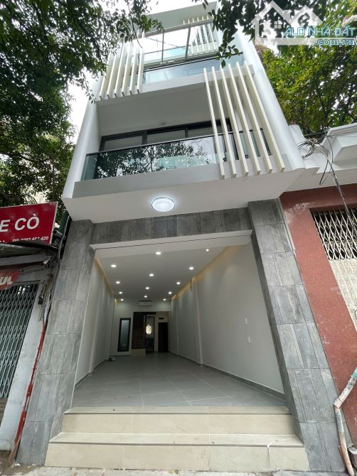 Bán gấp nhà MT Phường Bến Thành Quận 1 DT NH 6m x 30m Giá chỉ 350 triệu/m2 - 2