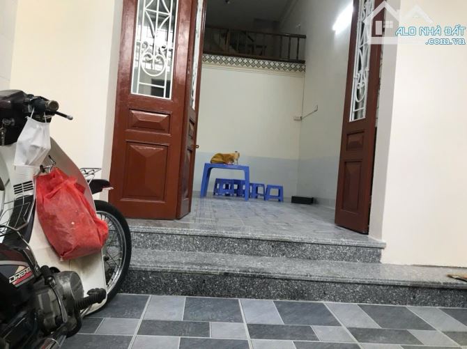 Cho thuê nhà trong ngõ 102 Kim Ngưu, Thanh Nhàn, Hai Bà Trưng. DT 50m x 2.5 tầng, giá 8tr - 2