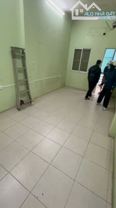 Cho thuê nhà nguyên căn ở chợ Vĩnh Hồ, Ngã Tư Sở, Đống Đa. Dt 25m x 3 tầng, giá 12tr - 2