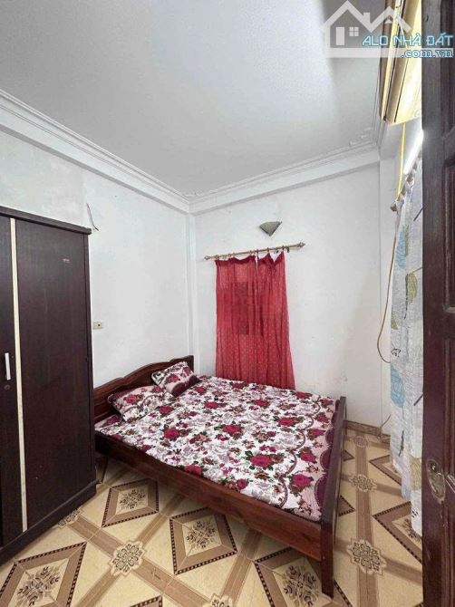 Cho thuê nhà nguyên căn ngõ 271 Đê La Thành, Đống Đa. DT 30m x 3 tầng, giá 8tr - 2