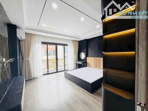 18,5 Tỷ vẫn có nhà mặt phố mà tận 60m x 5 tầng thang máy, 6 phòng ngủ, ô tô vào nhà