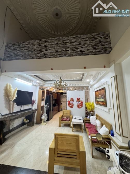 NHÀ SÁT MẶT TIỀN TRẦN BÌNH TRỌNG NGÃ TƯ TRẦN HƯNG ĐẠO,5 TẦNG,44M2,4PN,HẺM XE HƠI,GIÁP Q1 - 3