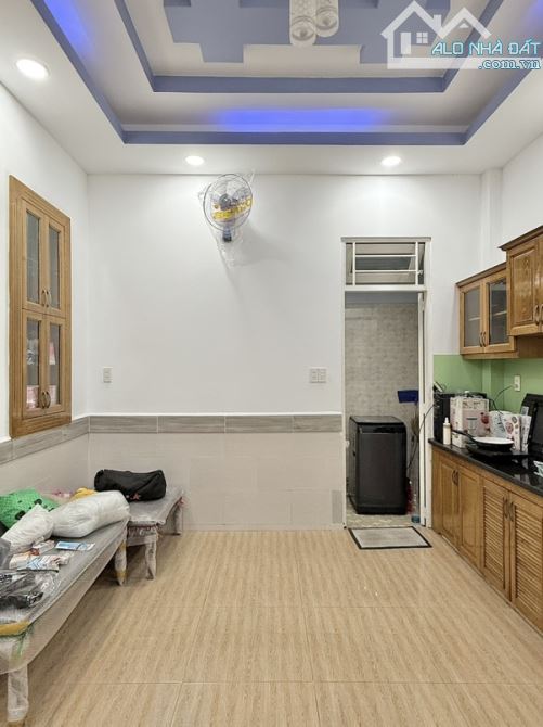 BÁN NHÀ NGAY CV LÀNG HOA GÒ VẤP - 4 TẦNG MỚI ĐẸP - 64M2 - NỞ HẬU - HXH, 7 TỶ XÍU - 3