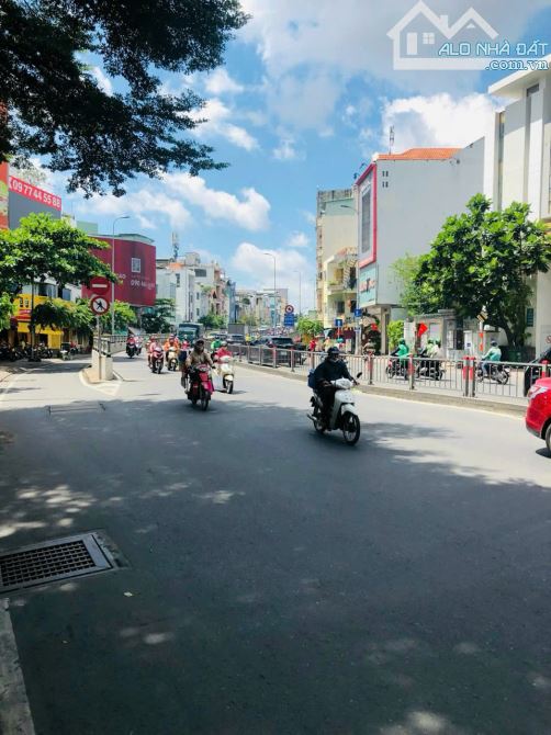 Bán Nhà Mặt Tiền 97 – 99 Khánh Hội, Phường 3, Quận 4. DT: 8.5*20m, Trệt 4 lầu - 3