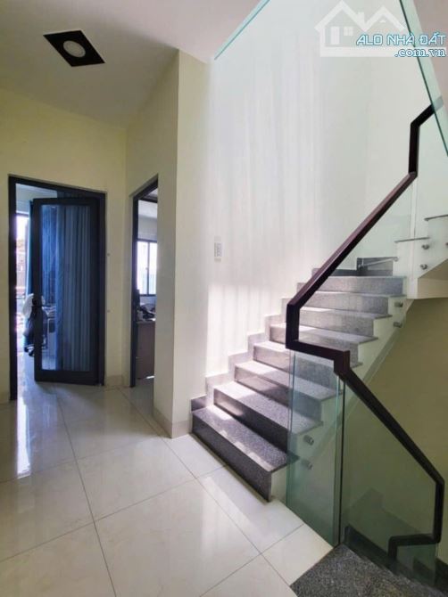 Bán nhà 3 tầng hẻm đường Lạc Long Quân ngay trung tâm gần biển - 3