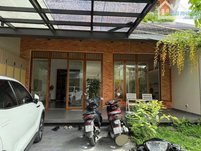 Bán căn biệt thự VIP, siêu đẹp xinh lung linh. QL 13 cũ gần Vạn Phúc, 266m2 - giá cực tốt - 3