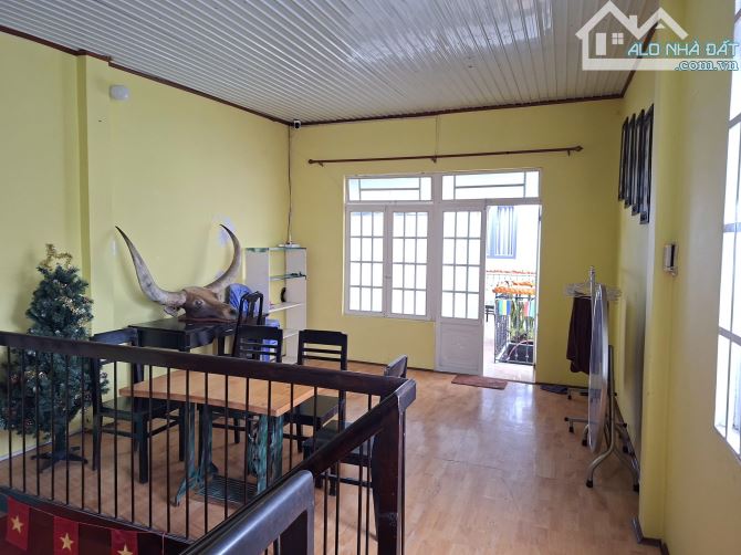 NHÀ CẤP 4 HẺM ÔTÔ ĐƯỜNG HOÀNG DIỆU CÁCH CHỢ ĐÀ LẠT 1,2KM, 98M2 3PN 3WC SÂN ĐỂ ÔTÔ - 5,6 TỶ - 3