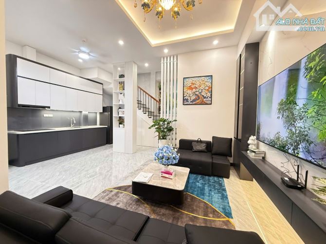 VỊ TRÍ CỰC ĐẸP - SỔ PHÂN LÔ - THOÁNG TRƯỚC SAU  - NỘI THẤT ĐẸP LONG LANH.45m - Chỉ 12.6 Tỷ - 3