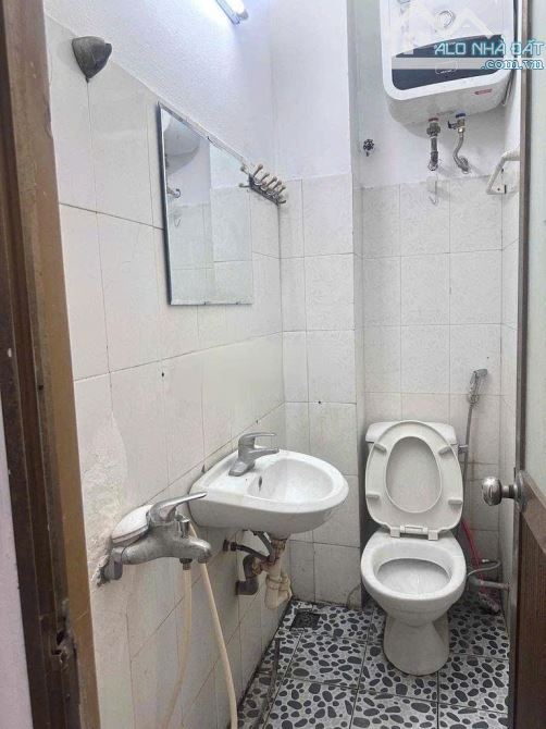 Cho thuê nhà nguyên căn ngõ 271 Đê La Thành, Đống Đa. DT 30m x 3 tầng, giá 8tr - 3