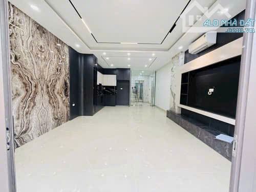 18,5 Tỷ vẫn có nhà mặt phố mà tận 60m x 5 tầng thang máy, 6 phòng ngủ, ô tô vào nhà