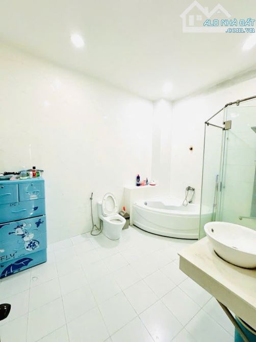 NHÀ ĐẸP, TẶNG NỘI THẤT RESORT 7 TỶ - HẺM 5m KHU CMT8 - 44m2 (4x11) - 3