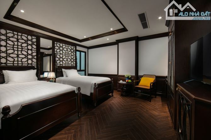 Bán khách sạn 4 sao Nguyễn Trường Tộ DT 180m2 x 15T, MT 7.5m, 165 Tỷ - Dòng tiền 33 tỷ/năm - 4
