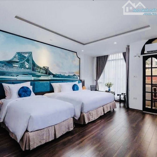MẶT PHỐ CỔ -72m2, thang máy- SỔ VUÔNG - MẶT TIỀN RỘNG - KD sầm uất - 4