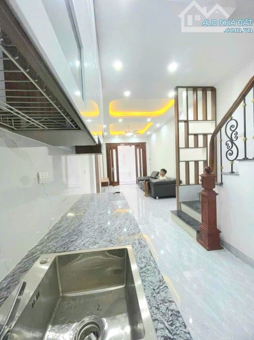 Bán nhà cạnh chợ Kẻ Vẽ - Ô tô đỗ cổng - Nhà mới 5 tầng - 35m - Sân riêng để 10 xe máy - 3