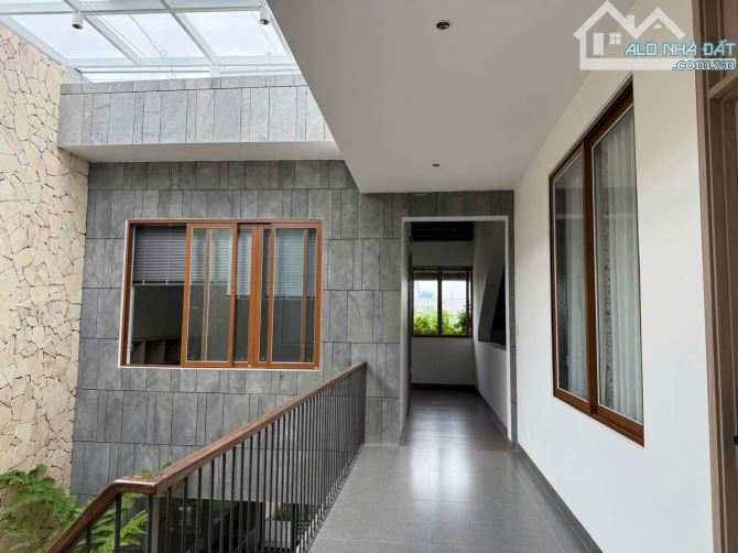 Bán căn biệt thự VIP, siêu đẹp xinh lung linh. QL 13 cũ gần Vạn Phúc, 266m2 - giá cực tốt - 4